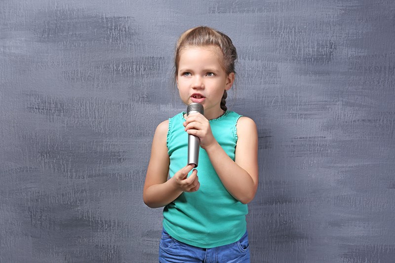 Dziewczynka z mikrofonem-Resizer-800